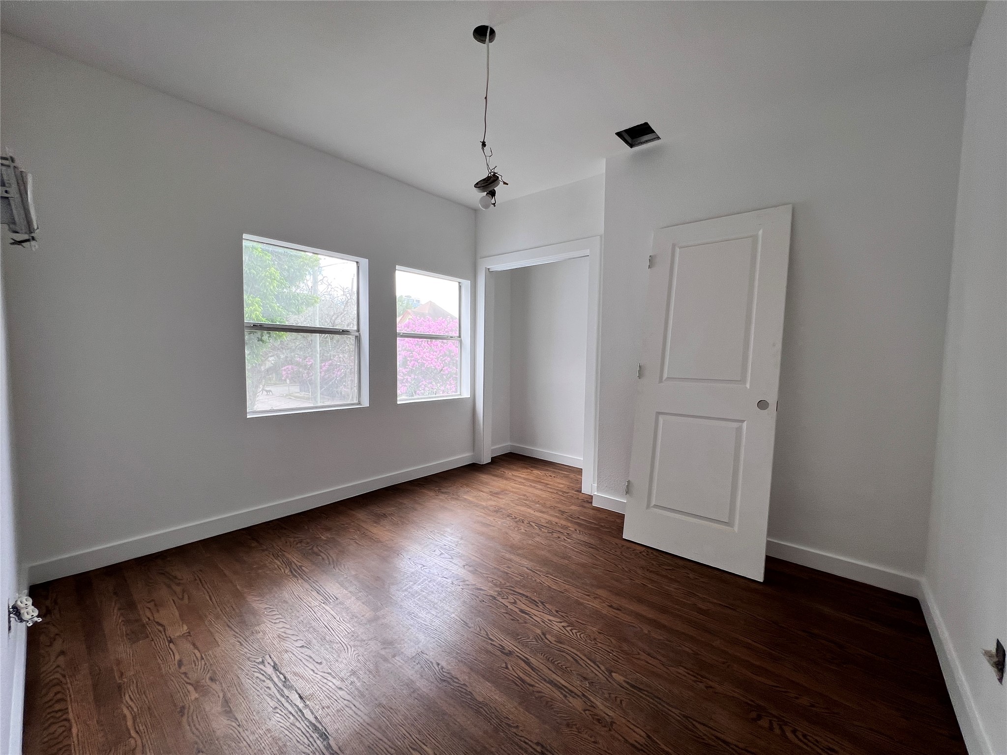 415 Fairview Street, Unit 8 Houston, TX 77006 - Photo 3 of 19 Secondary bedroom with closet.