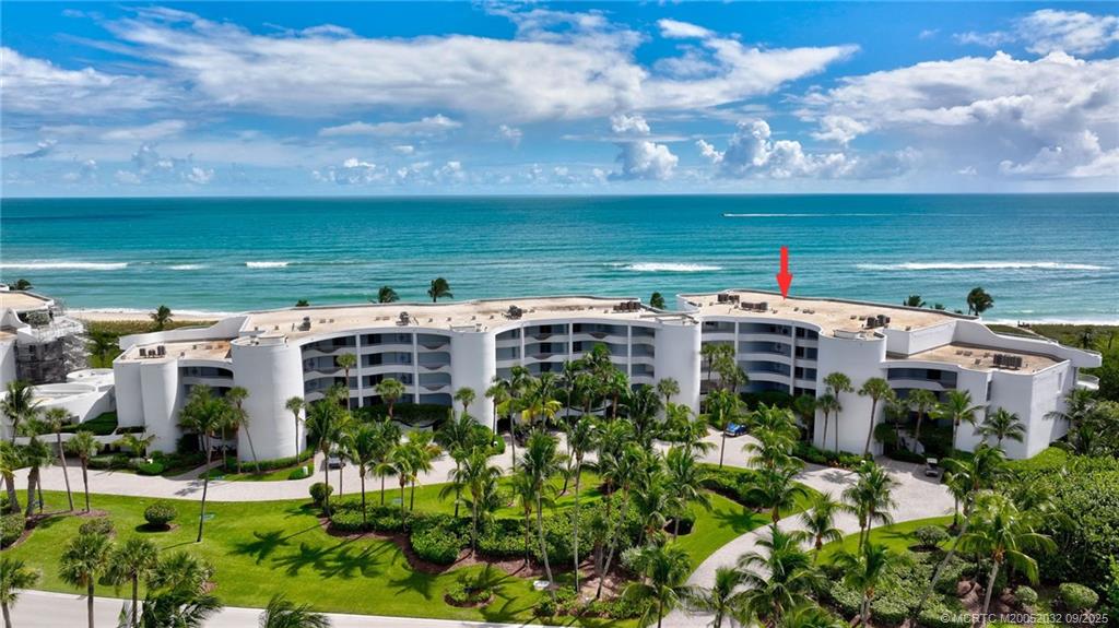 2001 complex bordered by the Atlantic Ocean and the Jack Nicklaus 'Signature' golf course offers close access to the clubhouse and full-service marina.
