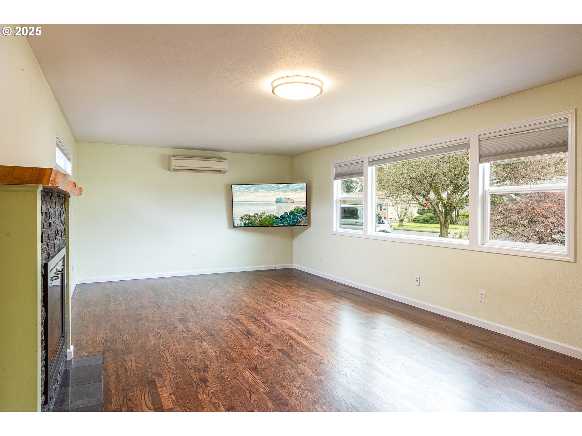 699 Sterling Drive Eugene, OR 97404 - Photo 5 of 45 Living Room
