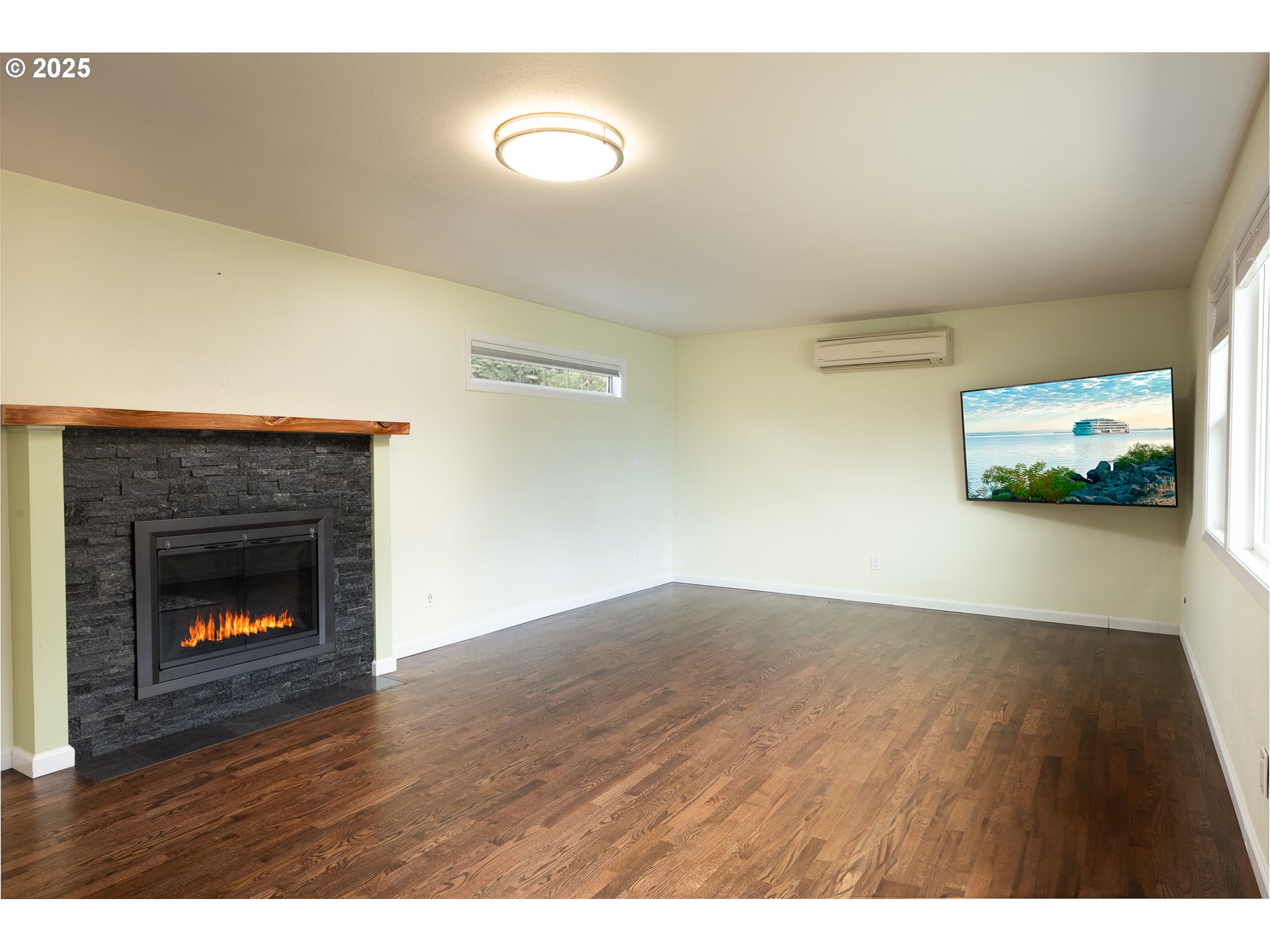 699 Sterling Drive Eugene, OR 97404 - Photo 7 of 45 Living Room