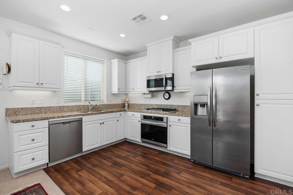 2233 Solara Lane Vista, CA 92081 - Photo 11 of 33