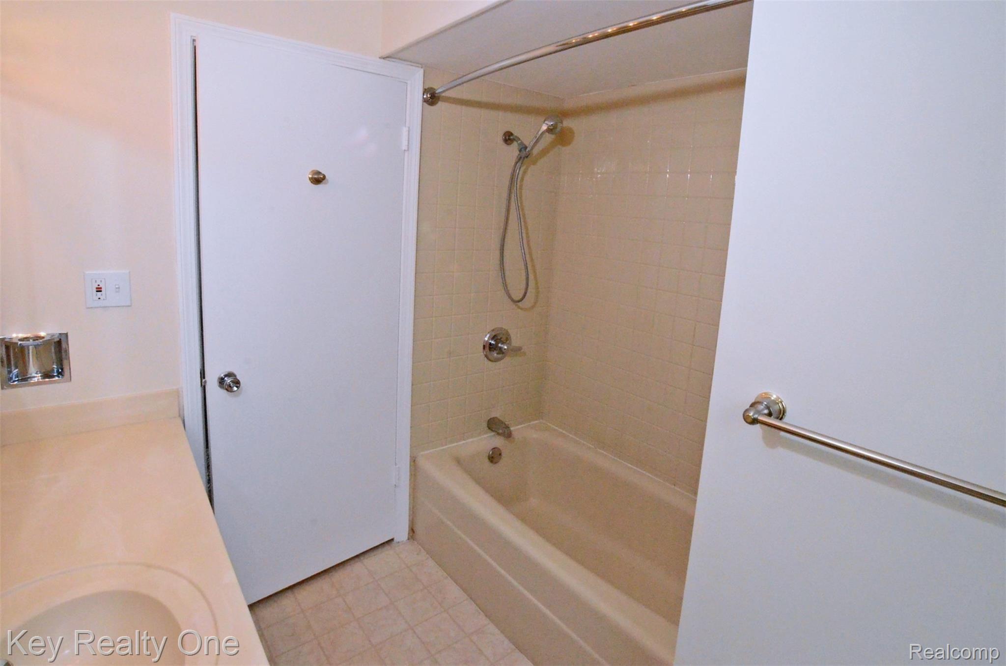 920 Little Hill Court Rochester, MI 48307 - Photo 11 of 26 Bathroom 3.jpg