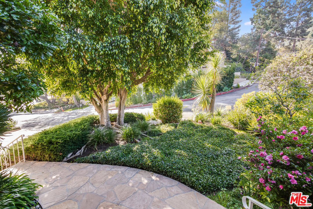 642 Elkins Road Los Angeles, CA 90049 - Photo 2 of 31 a view of a garden