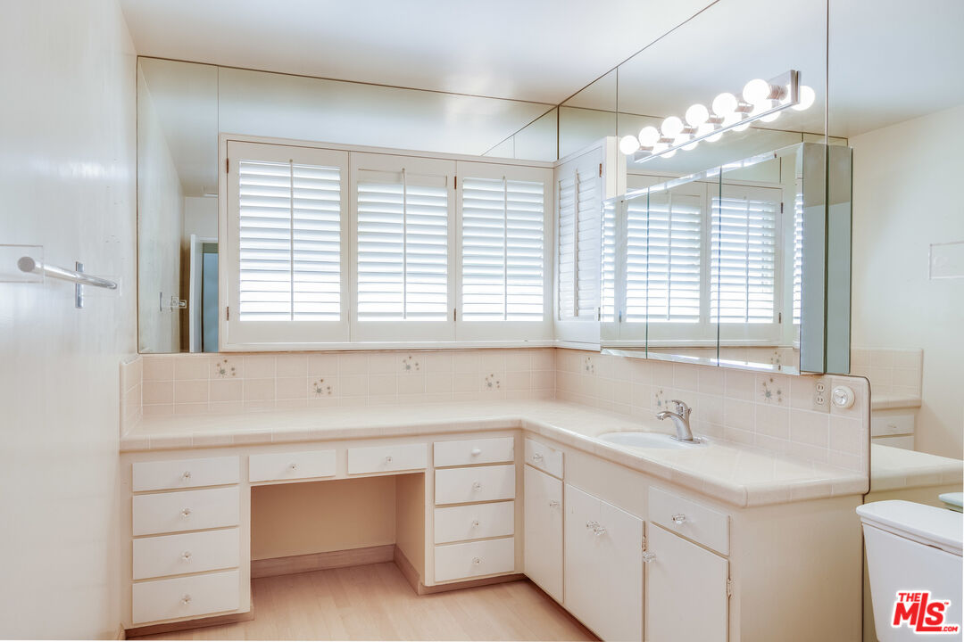 642 Elkins Road Los Angeles, CA 90049 - Photo 18 of 31 a bathroom with a sink and a bathtub