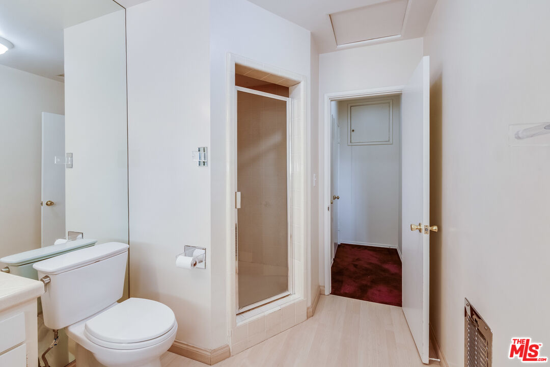 642 Elkins Road Los Angeles, CA 90049 - Photo 19 of 31 a bathroom with a toilet
