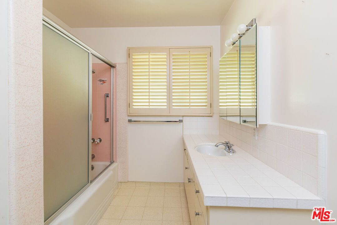 642 Elkins Road Los Angeles, CA 90049 - Photo 23 of 31 a bath room with a sink and a bath tub