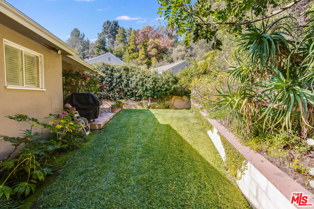 642 Elkins Road Los Angeles, CA 90049 - Photo 28 of 31 a view of yard with seating space