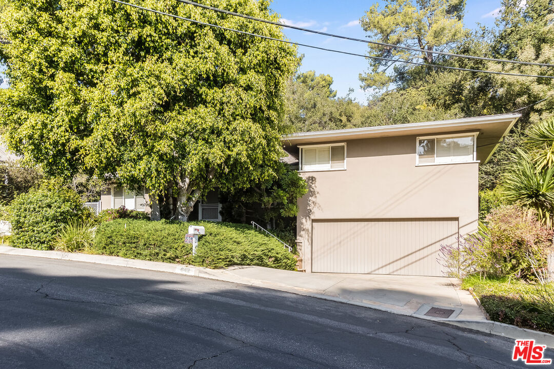 642 Elkins Road Los Angeles, CA 90049 - Photo 29 of 31 a small white building with a outdoor space