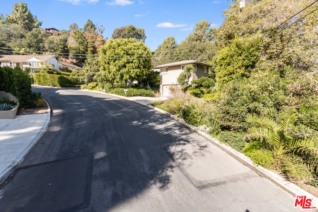 642 Elkins Road Los Angeles, CA 90049 - Photo 31 of 31 a view of a yard