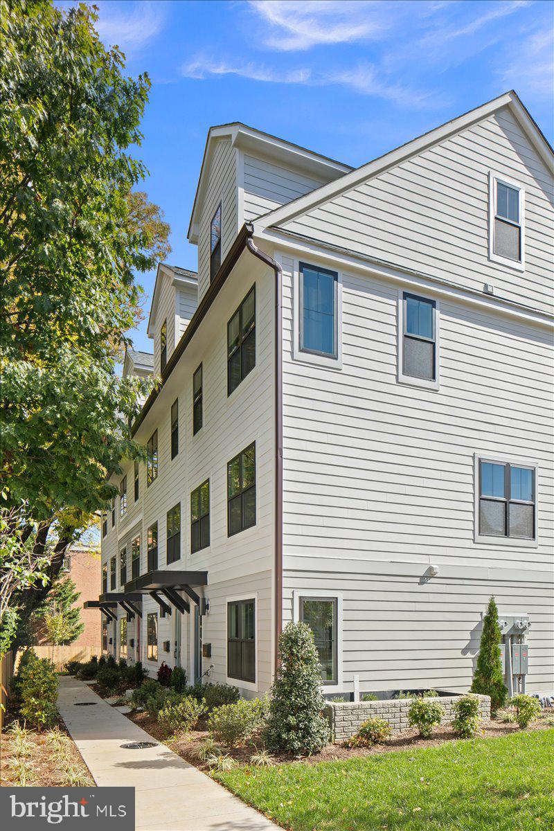 909 North Irving Street Arlington, VA 22201 - Photo 5 of 69 a front view of a house with a yard
