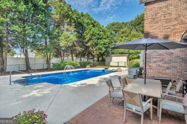 a view of a backyard