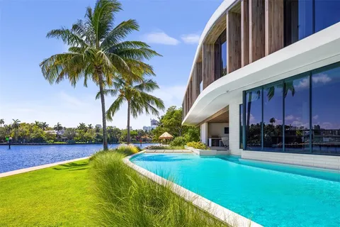 a view of a tennis court