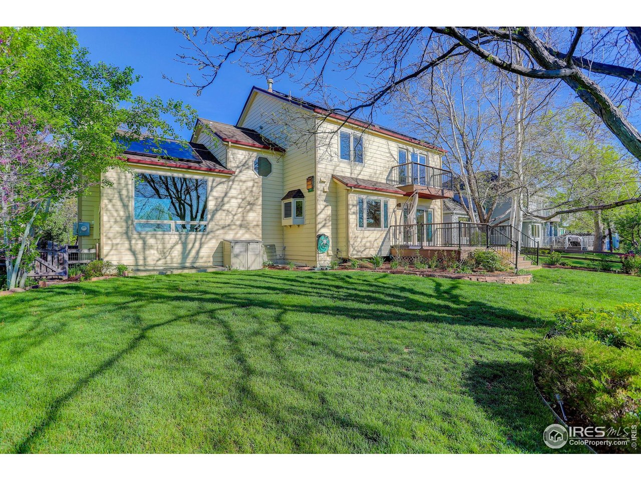4462 Wellington Road Boulder, CO 80301 - Photo 8 of 37 a front view of a house with a garden