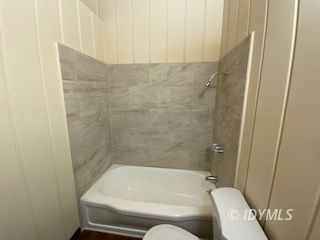 53551 West Ridge Road Idyllwild, CA 92549 - Photo 18 of 33 a bathroom with a toilet and bathtub