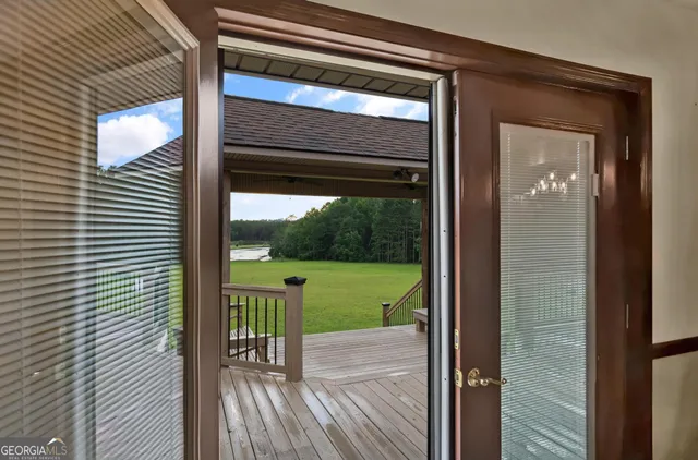 a view of a back yard