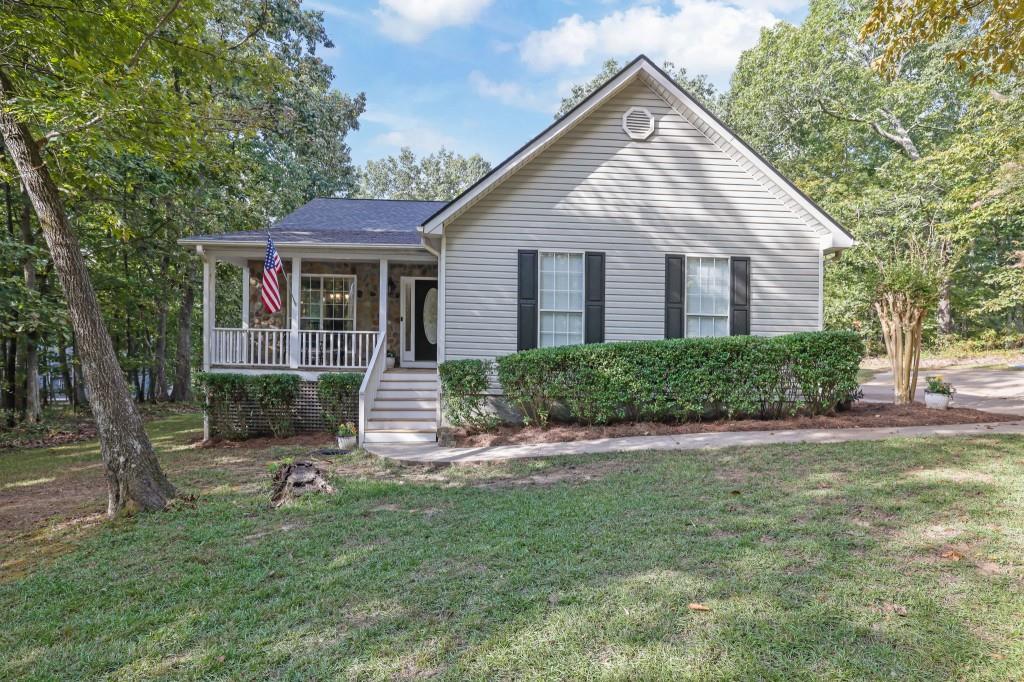 a view of a house with a yard