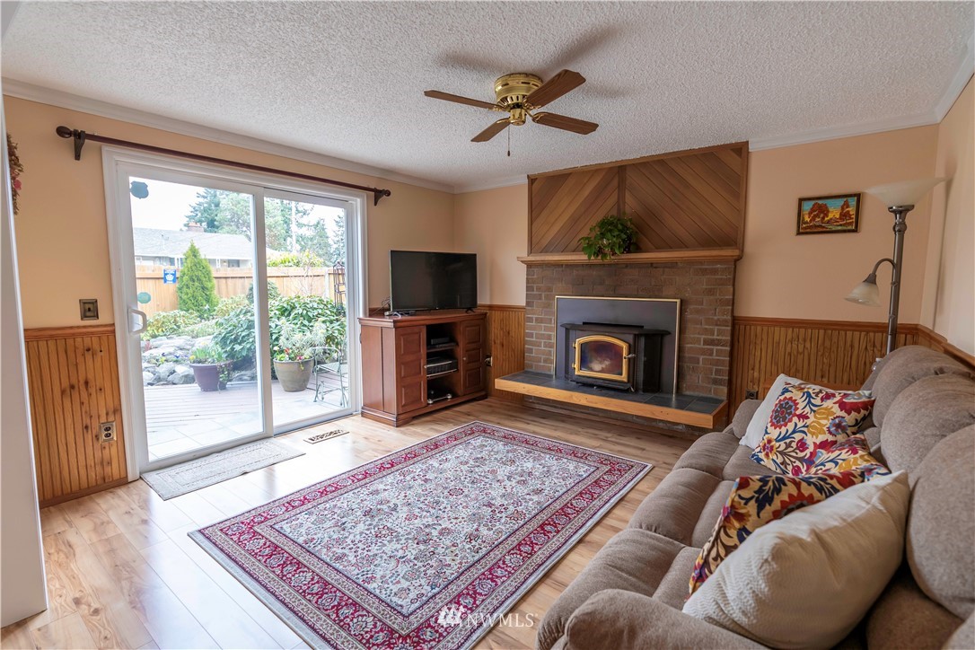 6502 Avondale Road Southwest, Unit 4 Lakewood, WA 98499 - Photo 13 of 28 a living room with furniture and a fireplace