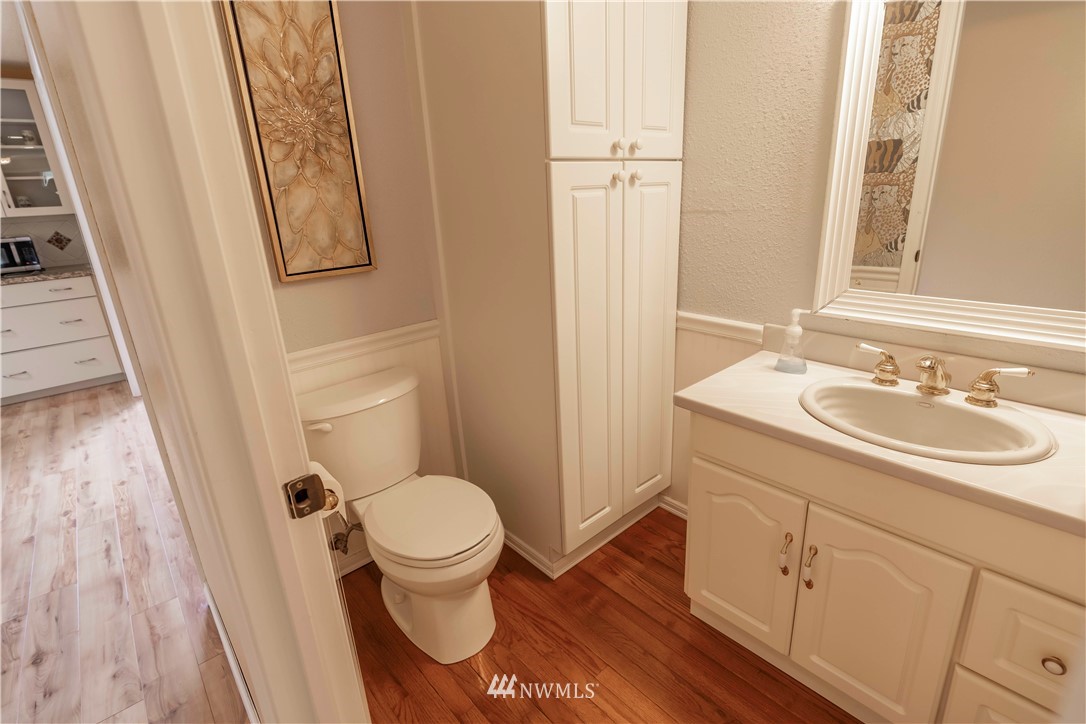 6502 Avondale Road Southwest, Unit 4 Lakewood, WA 98499 - Photo 14 of 28 a bathroom with a sink a toilet and a mirror