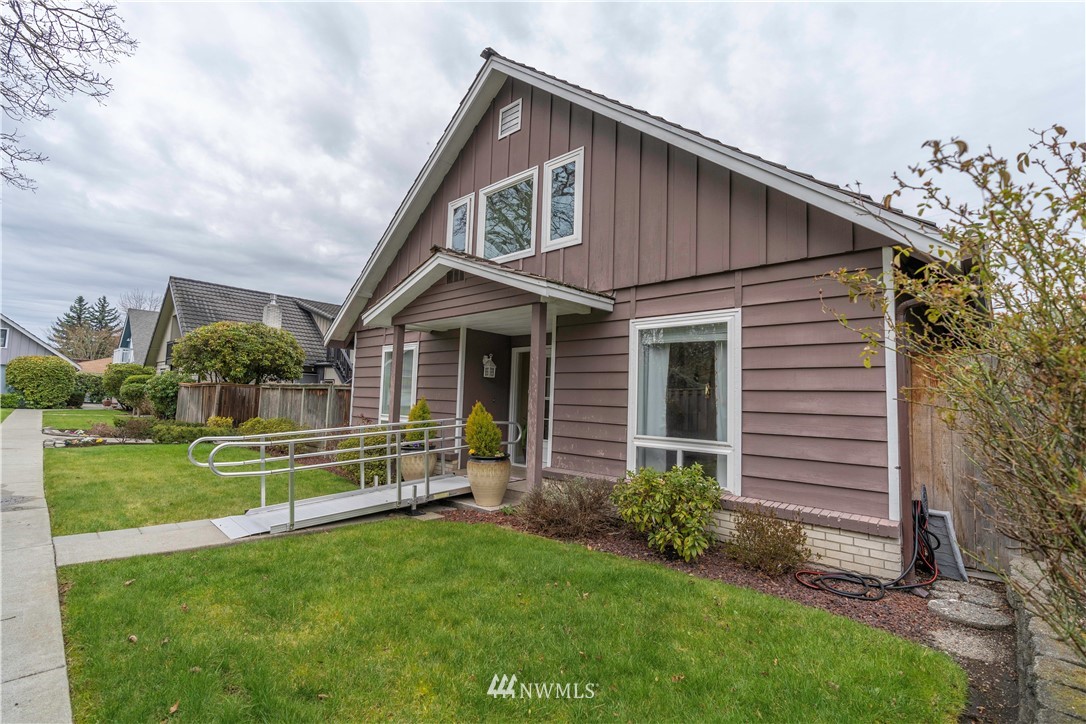 6502 Avondale Road Southwest, Unit 4 Lakewood, WA 98499 - Photo 2 of 28 a front view of a house with a yard