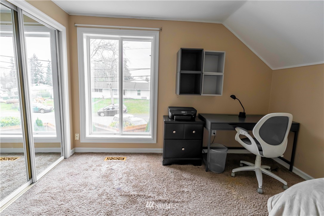6502 Avondale Road Southwest, Unit 4 Lakewood, WA 98499 - Photo 21 of 28 a livingroom with workspace and a window