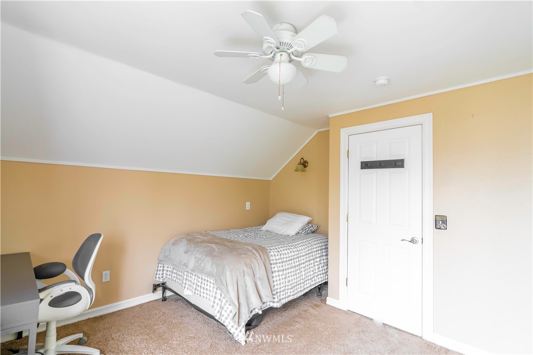 6502 Avondale Road Southwest, Unit 4 Lakewood, WA 98499 - Photo 22 of 28 a bedroom with a bed and furniture