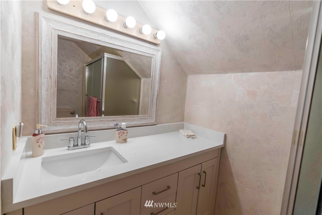 6502 Avondale Road Southwest, Unit 4 Lakewood, WA 98499 - Photo 24 of 28 a bathroom with a sink and a mirror