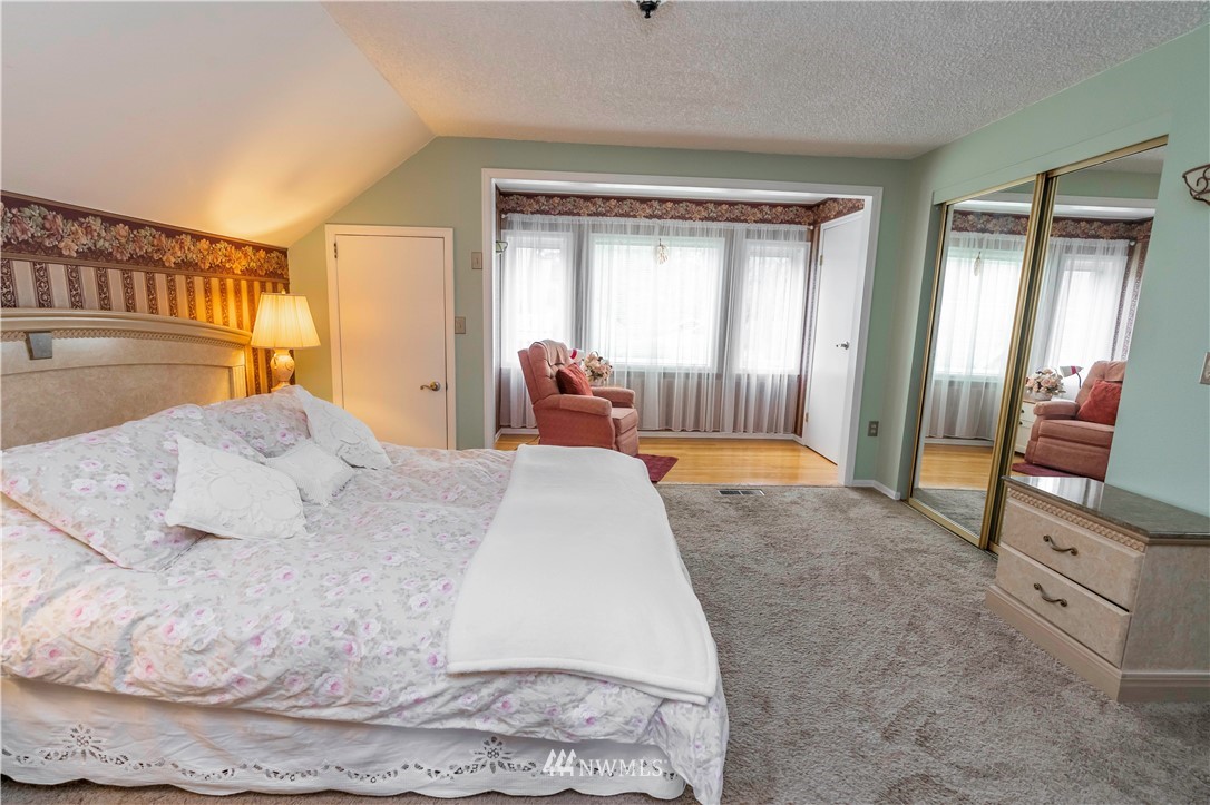 6502 Avondale Road Southwest, Unit 4 Lakewood, WA 98499 - Photo 26 of 28 a living room with furniture and a large window