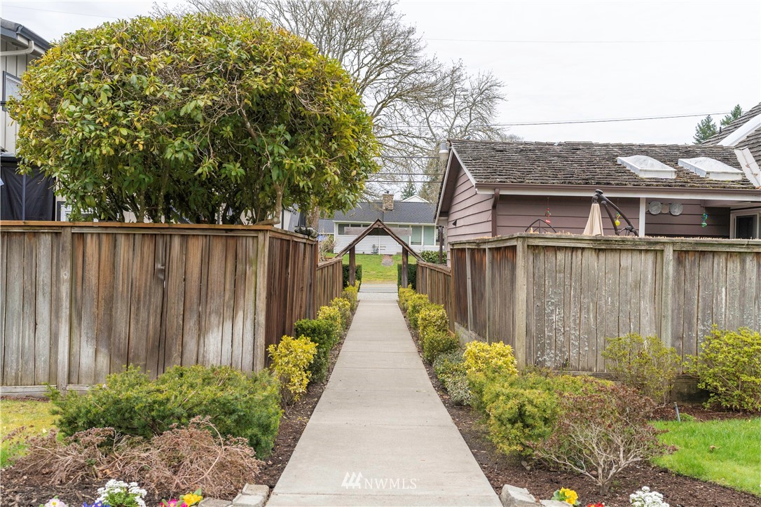 6502 Avondale Road Southwest, Unit 4 Lakewood, WA 98499 - Photo 4 of 28 a view of a house with wooden fence