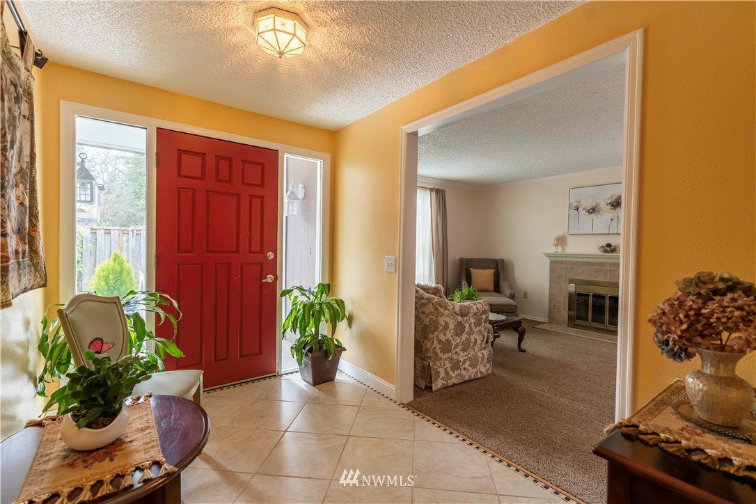 6502 Avondale Road Southwest, Unit 4 Lakewood, WA 98499 - Photo 5 of 28 a living room filled with furniture and a potted plant