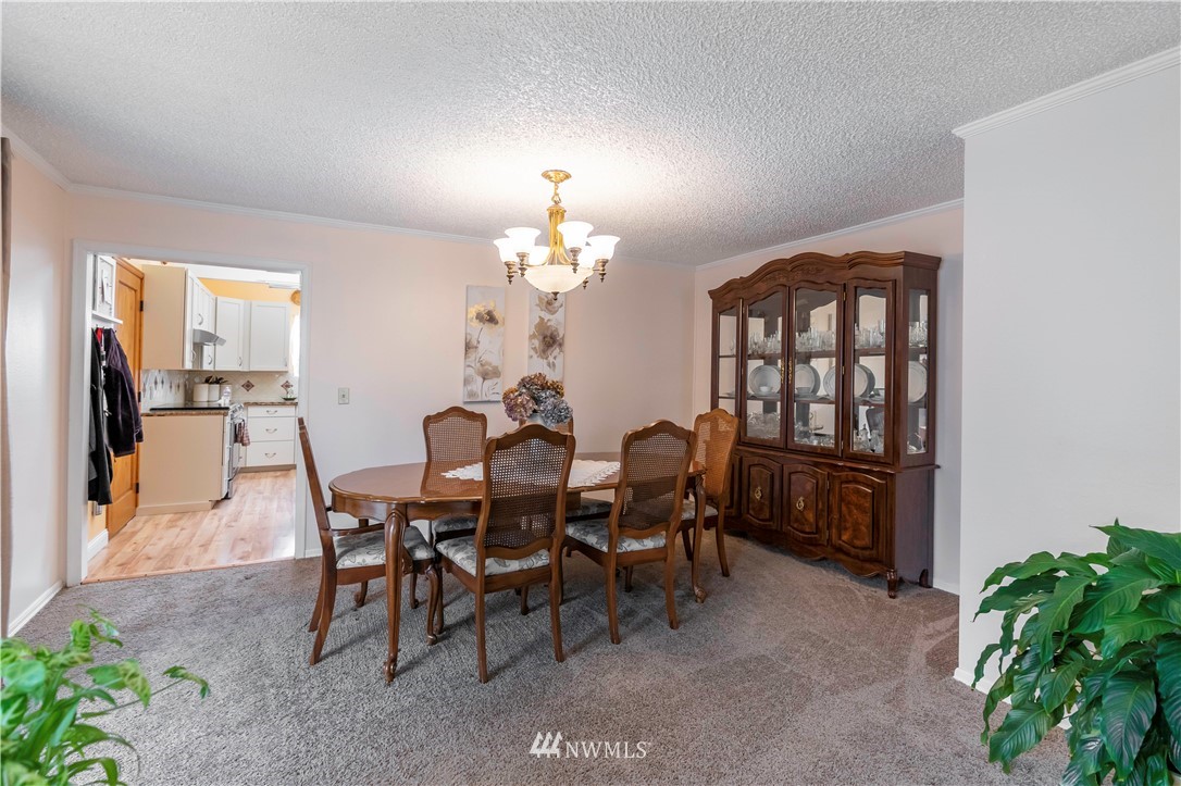 6502 Avondale Road Southwest, Unit 4 Lakewood, WA 98499 - Photo 8 of 28 a view of a dining room with furniture and a potted plant
