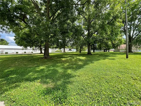 $28,000 | 210 East Pocahontas Road, Highland, IL 62249