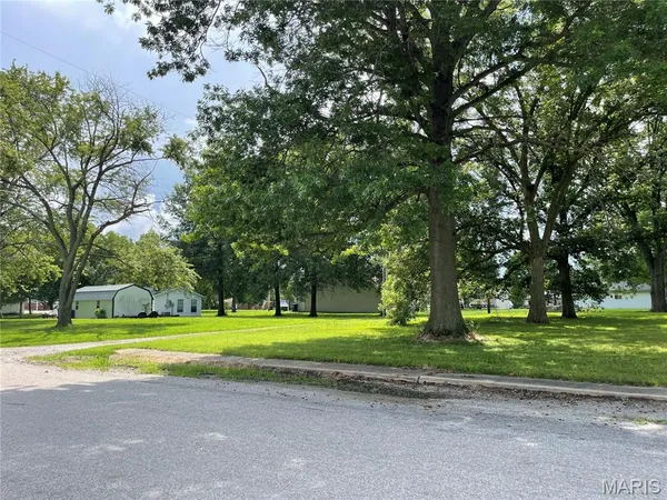 $28,000 | 210 East Pocahontas Road, Highland, IL 62249