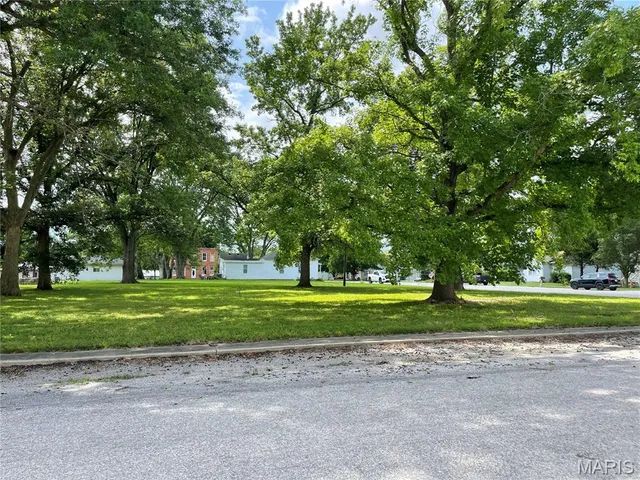 $28,000 | 210 East Pocahontas Road, Highland, IL 62249