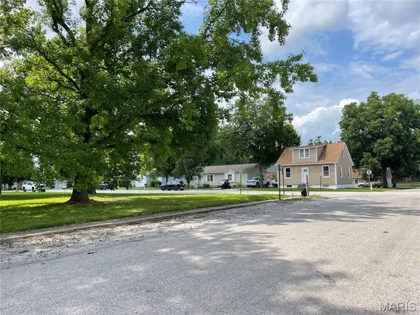$28,000 | 210 East Pocahontas Road, Highland, IL 62249