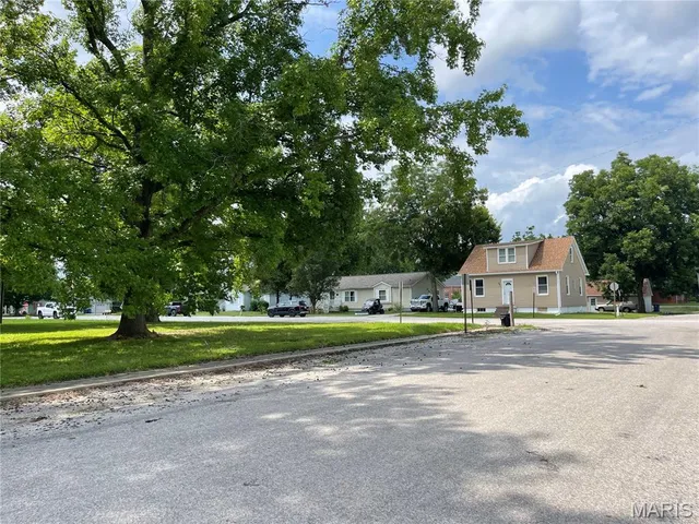 $28,000 | 210 East Pocahontas Road, Highland, IL 62249