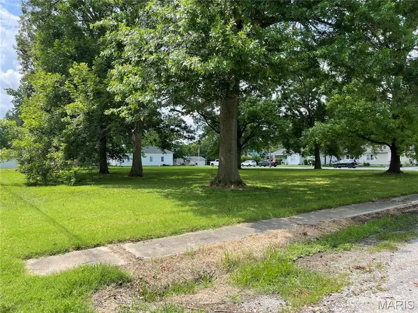 $28,000 | 210 East Pocahontas Road, Highland, IL 62249
