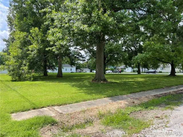 $28,000 | 210 East Pocahontas Road, Highland, IL 62249