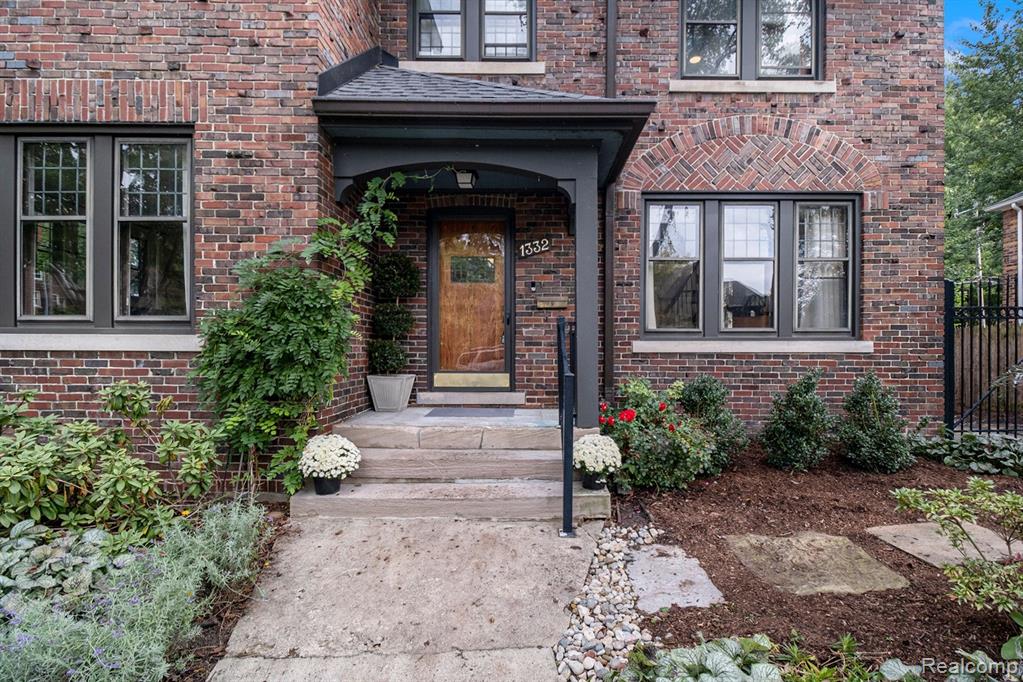 1332 Bedford Road Grosse Pointe Park, MI 48230 - Photo 4 of 39