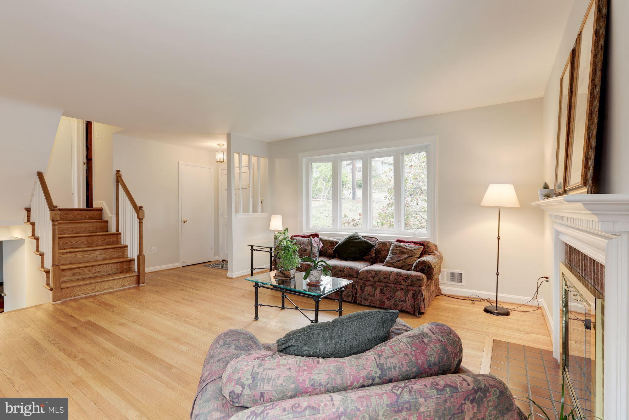 5308 Waneta Road Bethesda, MD 20816 - Photo 7 of 20 Living Room