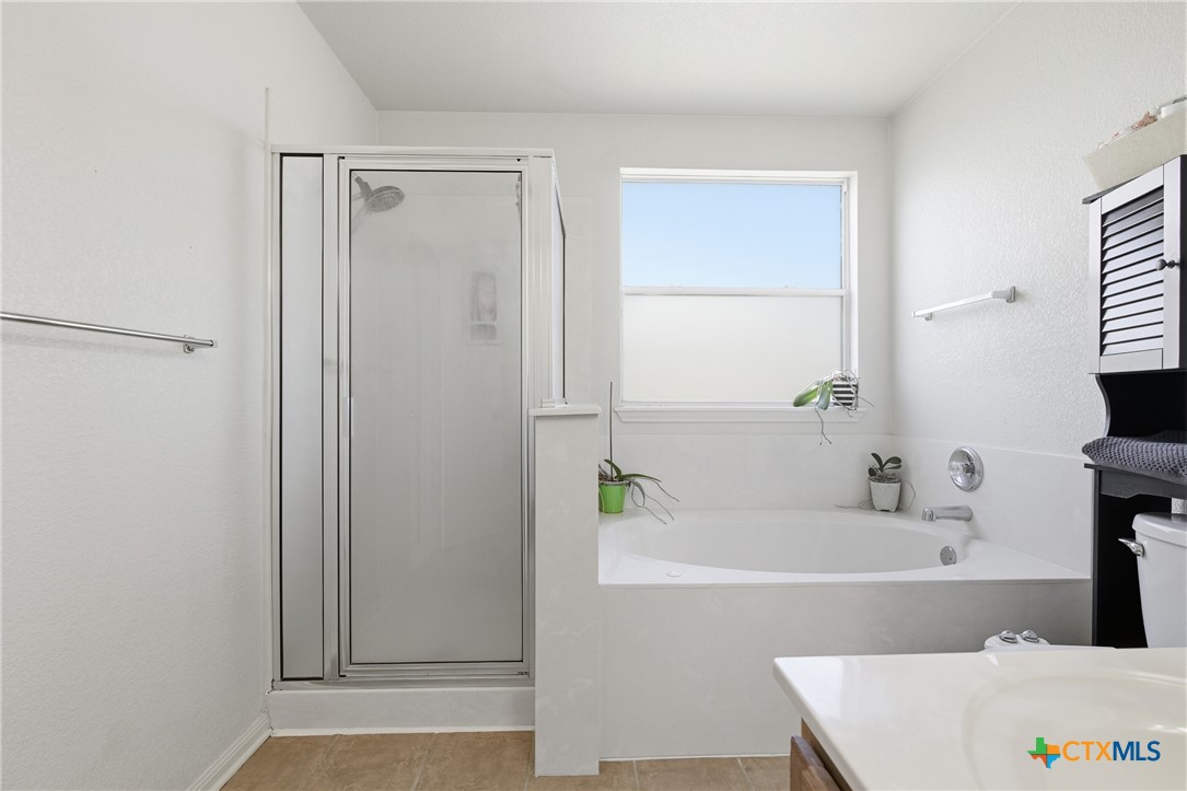 3310 Bull Run Drive Killeen, TX 76549 - Photo 14 of 27 a bathroom with a tub and a sink