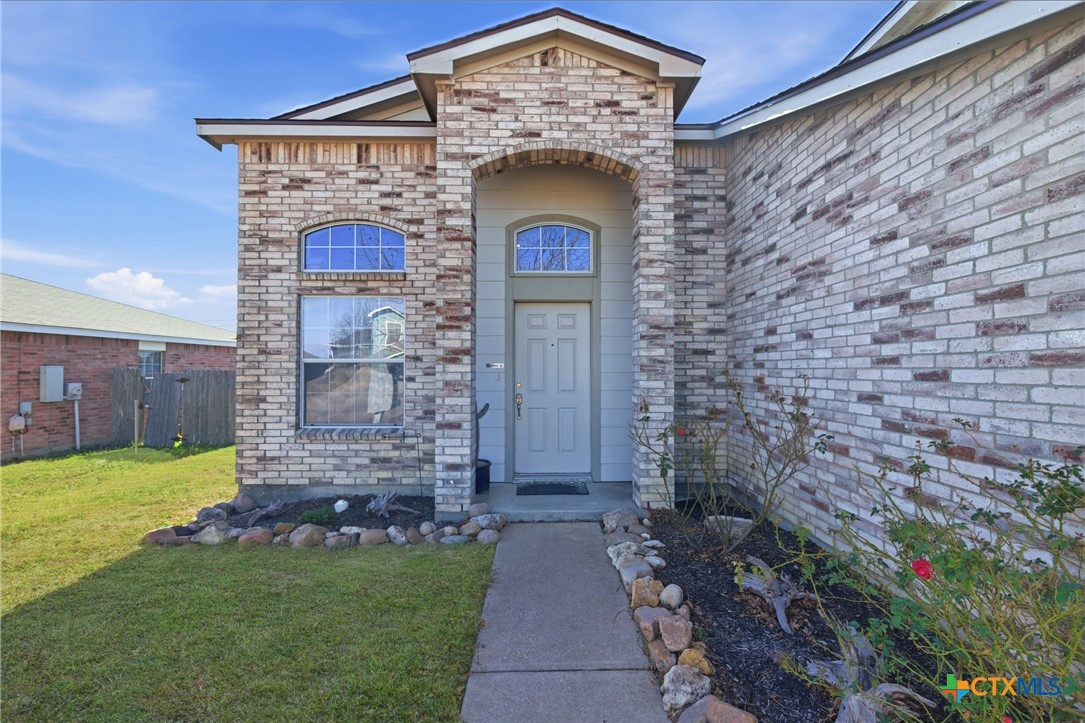 3310 Bull Run Drive Killeen, TX 76549 - Photo 3 of 27 a front view of a house with garden