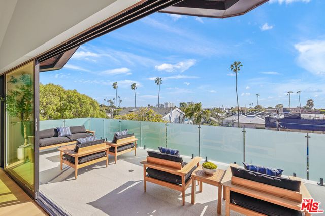 $4,469,000 | 2530 Beverley Avenue, Santa Monica, CA 90405