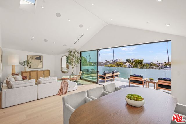 $4,469,000 | 2530 Beverley Avenue, Santa Monica, CA 90405