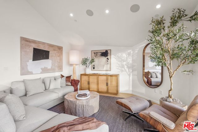 $4,469,000 | 2530 Beverley Avenue, Santa Monica, CA 90405