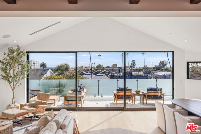 $4,469,000 | 2530 Beverley Avenue, Santa Monica, CA 90405
