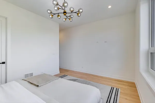 $535,000 | 5428 North Winthrop Avenue, Unit 202, Chicago, IL 60640