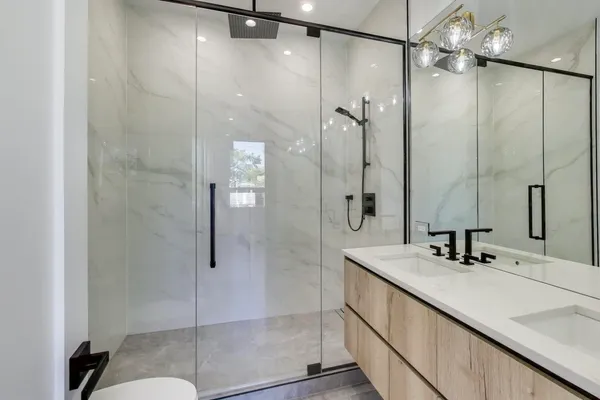 $535,000 | 5428 North Winthrop Avenue, Unit 202, Chicago, IL 60640