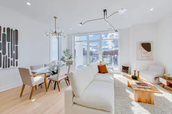 $535,000 | 5428 North Winthrop Avenue, Unit 202, Chicago, IL 60640