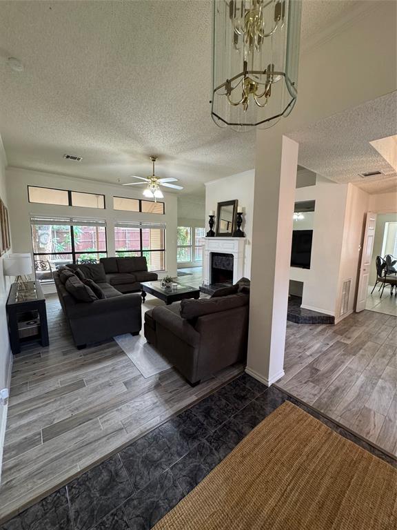 521 Post Oak Road Grapevine, TX 76051 - Photo 6 of 16 Spacious living area