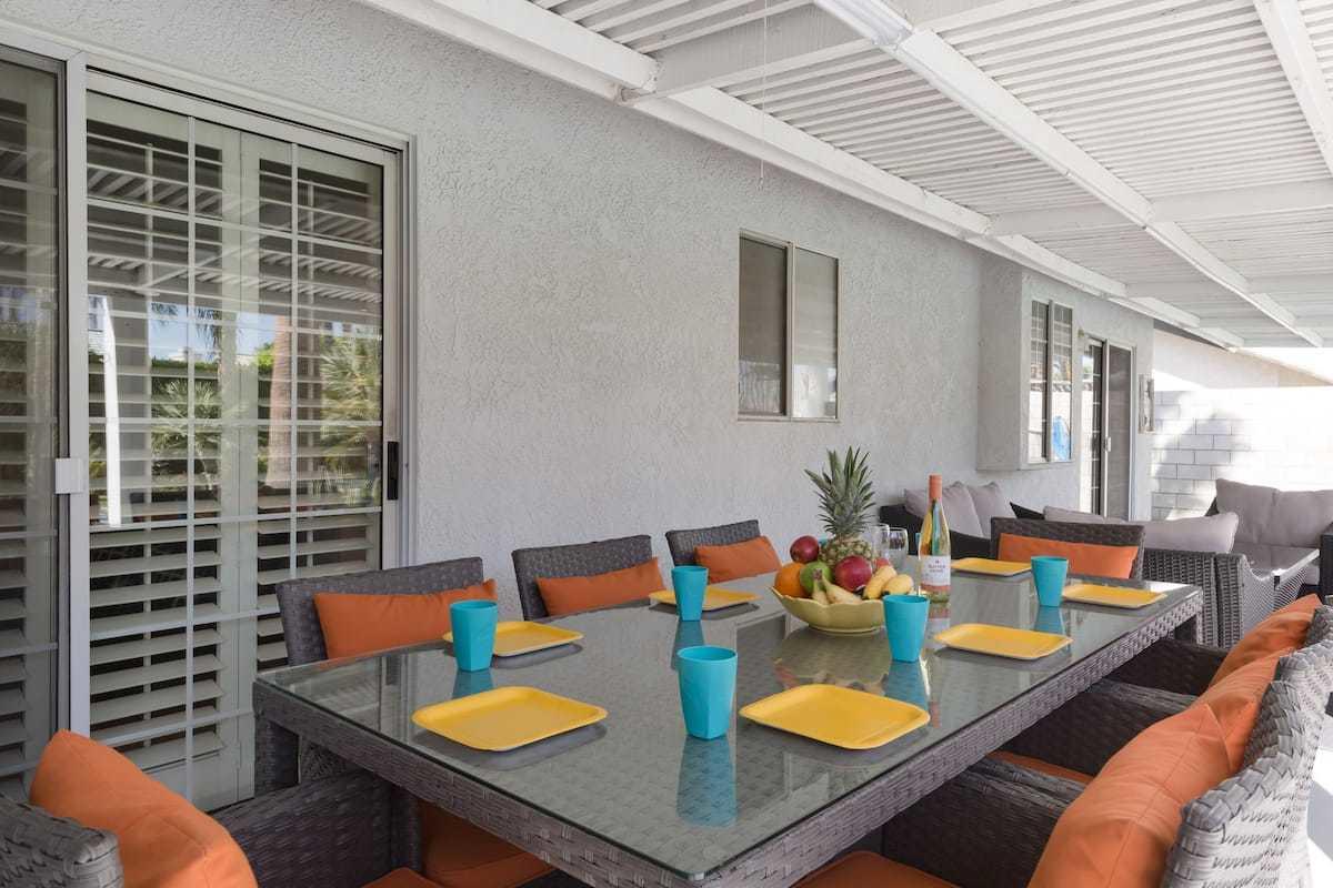 68645 Risueno Road Cathedral City, CA 92234 - Photo 15 of 17 a dining room with furniture and a potted plant